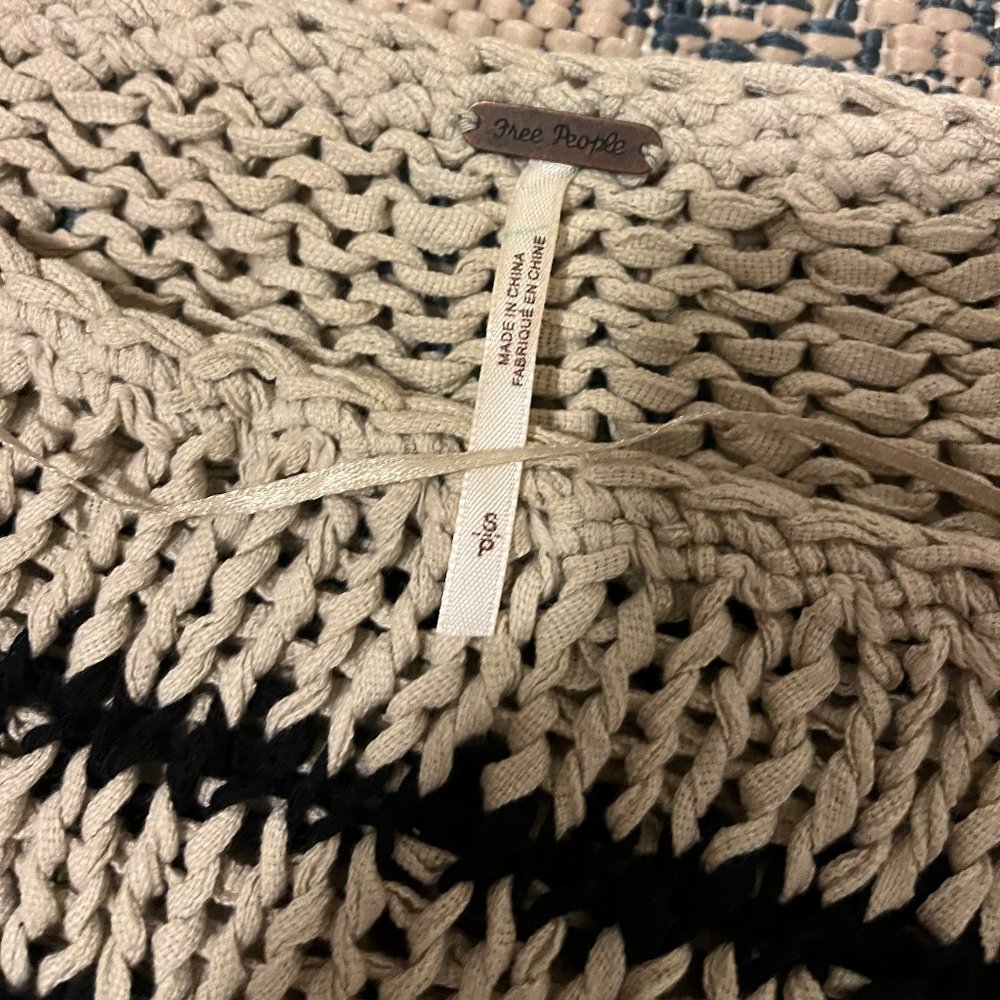 SIZE SMALL. BLACK AND CREAM STRIPPED FREE PEOPLE SWEATER